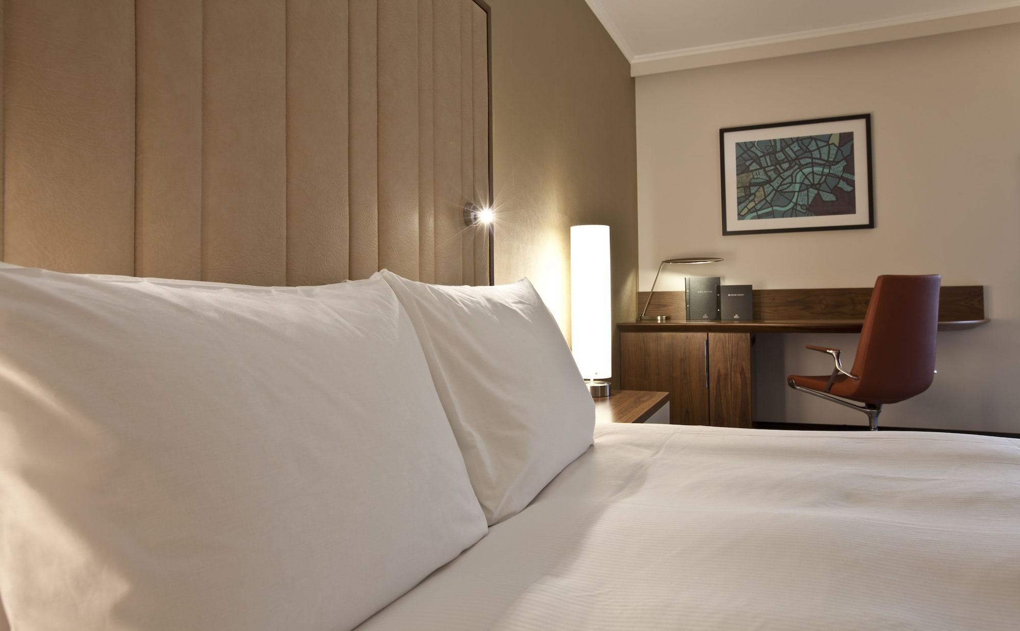 Hilton London Heathrow Airport Terminal 5 Hotel Hillingdon Exterior photo