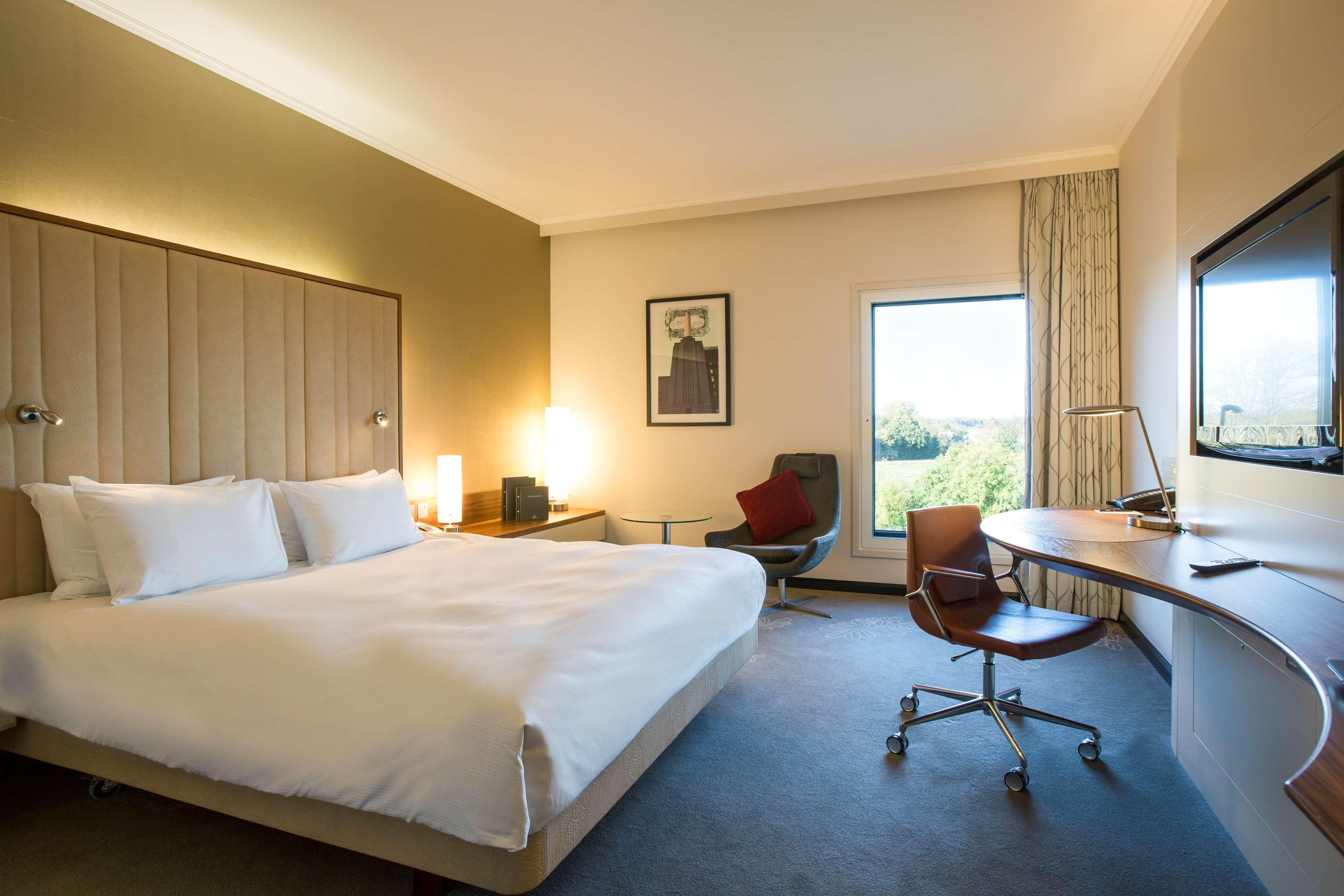 Hilton London Heathrow Airport Terminal 5 Hotel Hillingdon Exterior photo