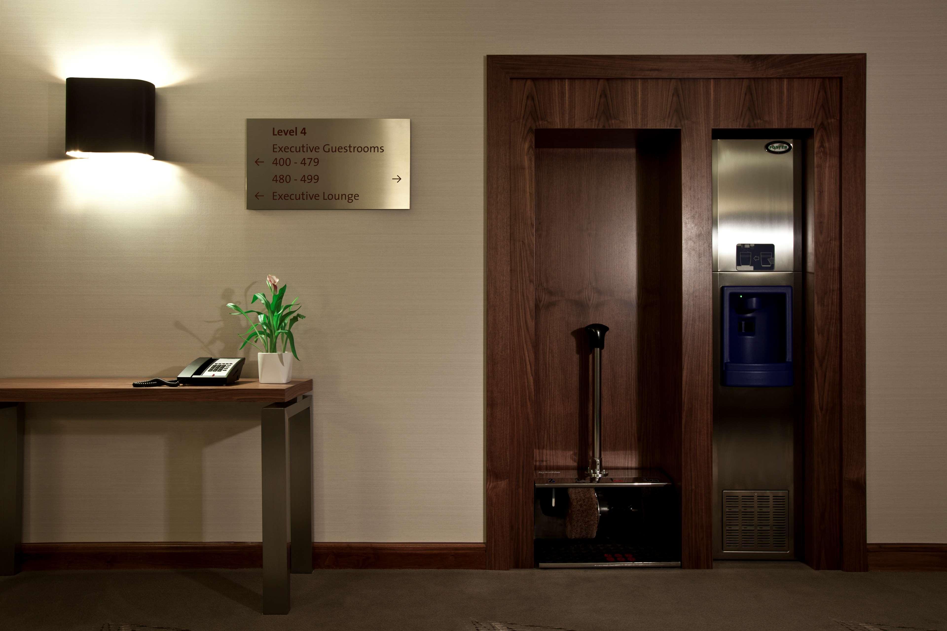Hilton London Heathrow Airport Terminal 5 Hotel Hillingdon Exterior photo