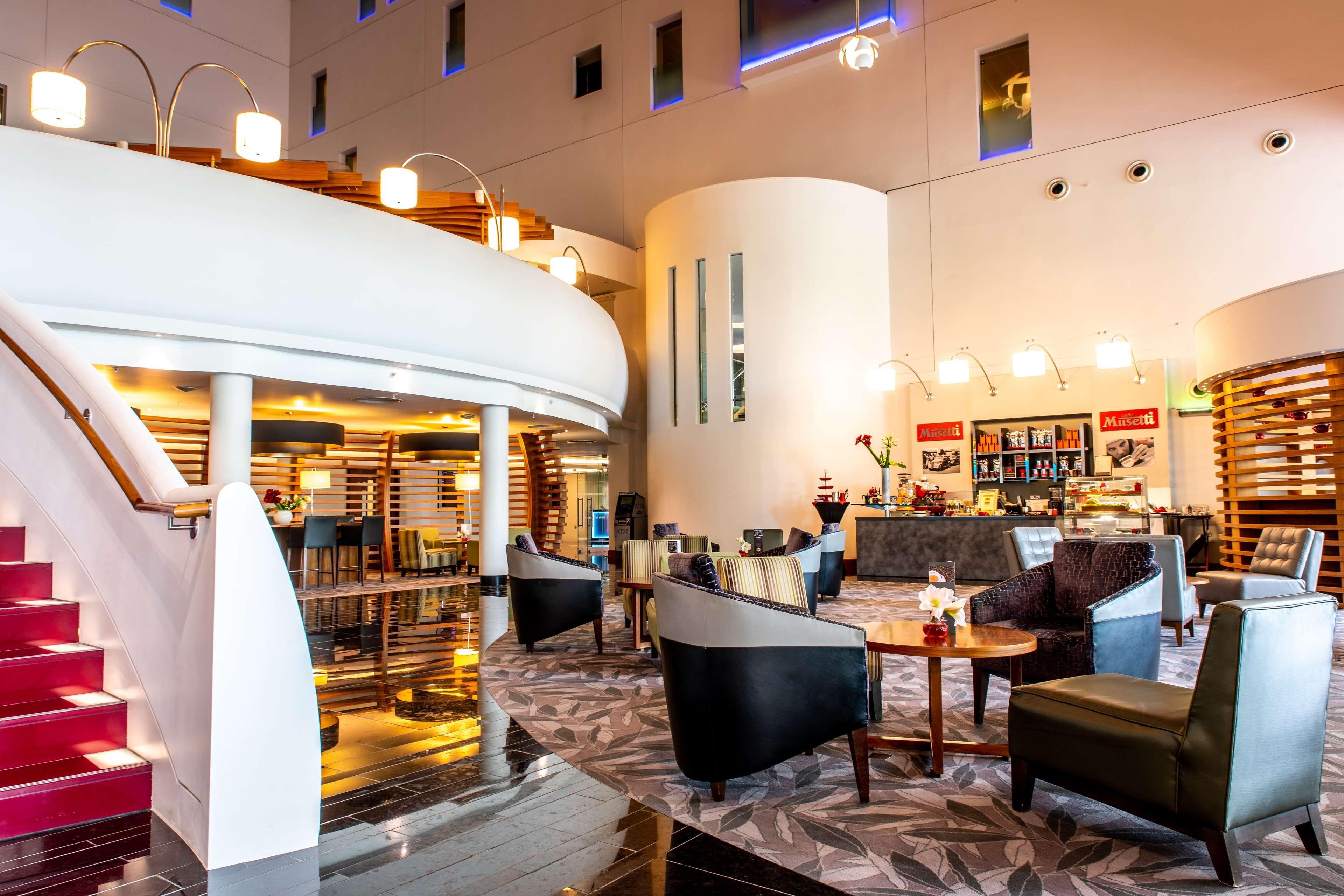 Hilton London Heathrow Airport Terminal 5 Hotel Hillingdon Exterior photo
