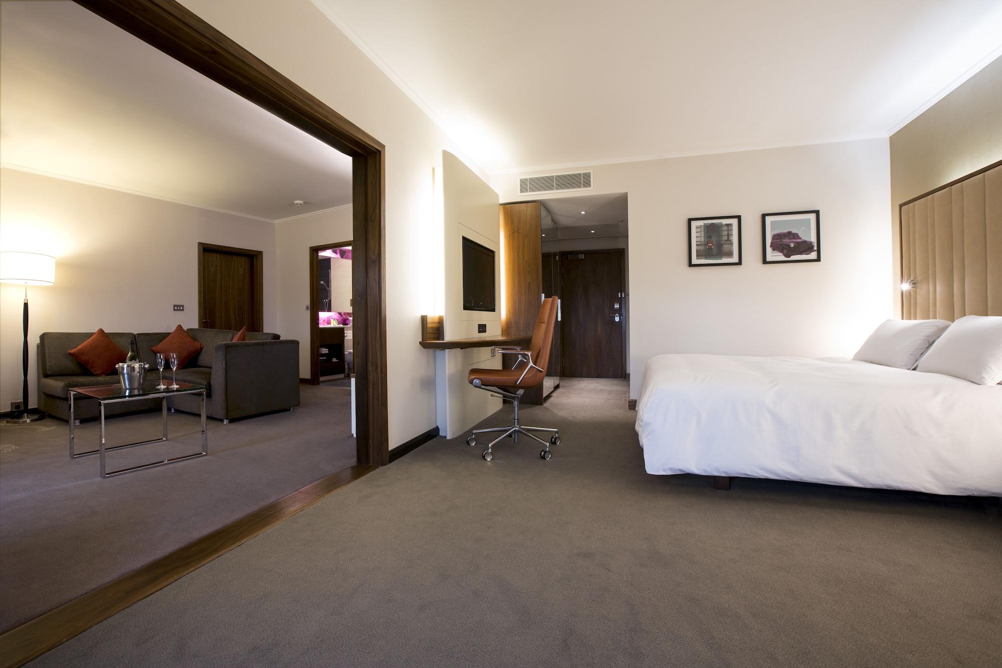 Hilton London Heathrow Airport Terminal 5 Hotel Hillingdon Exterior photo