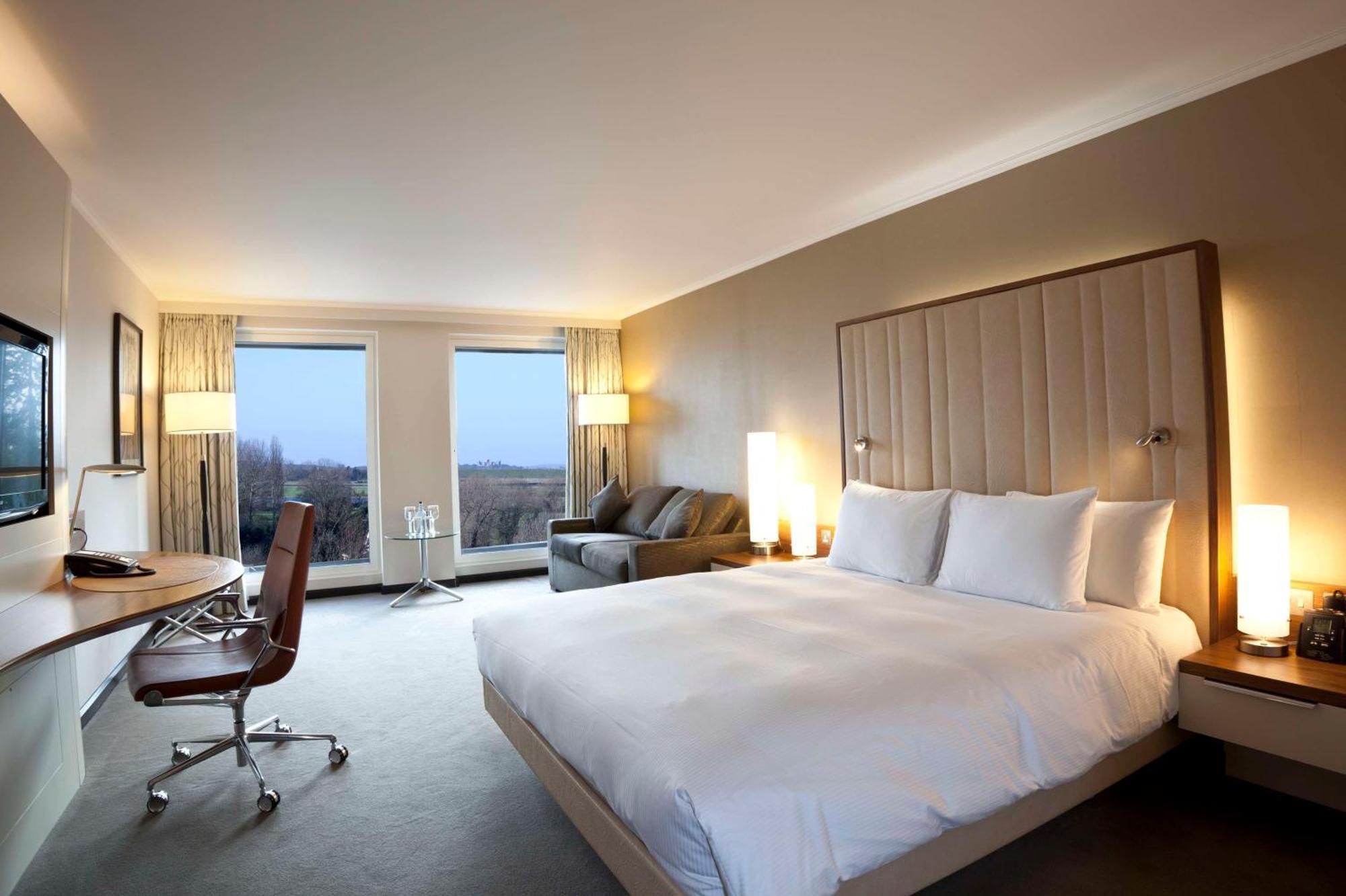 Hilton London Heathrow Airport Terminal 5 Hotel Hillingdon Exterior photo