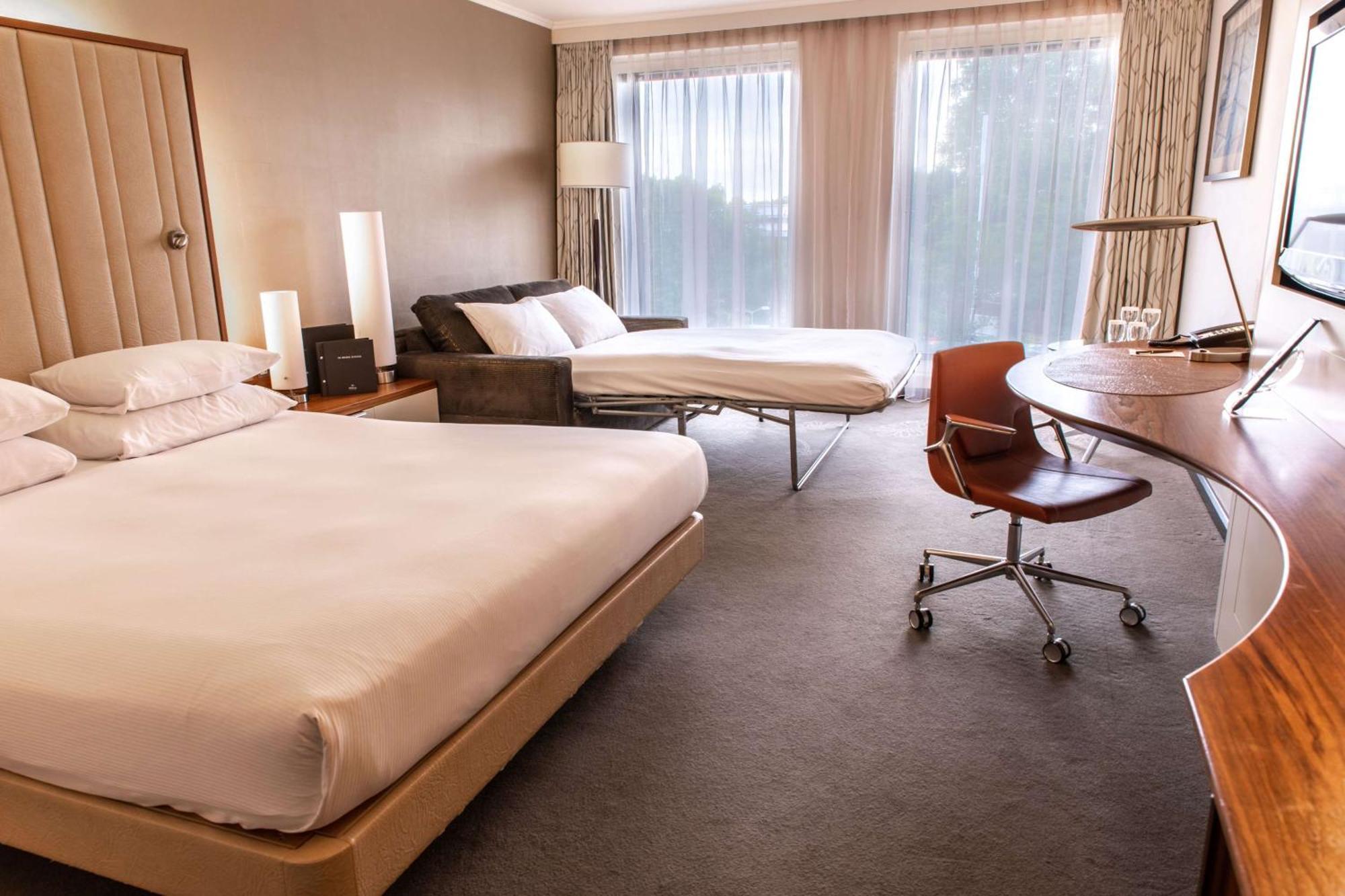Hilton London Heathrow Airport Terminal 5 Hotel Hillingdon Exterior photo