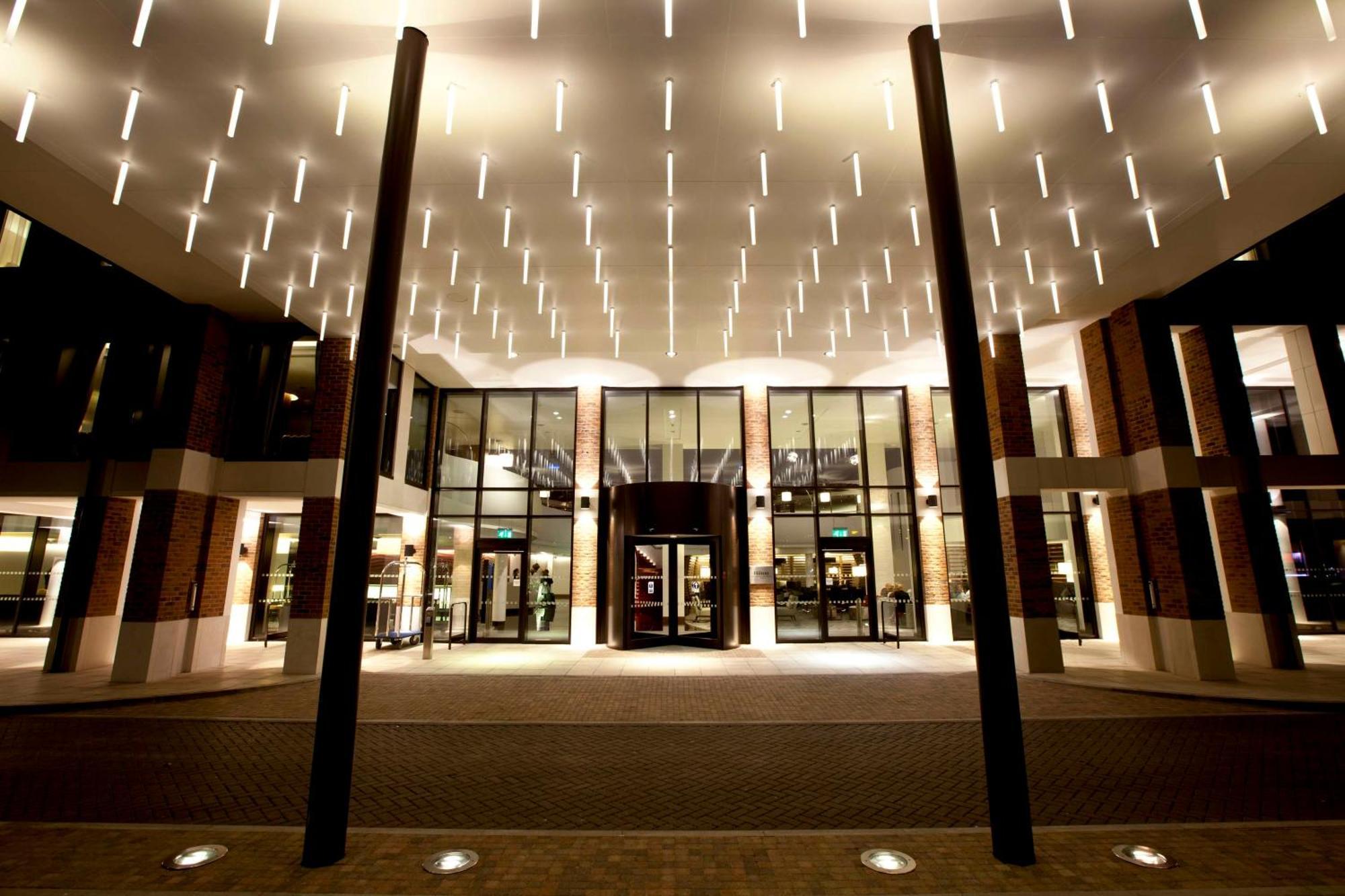 Hilton London Heathrow Airport Terminal 5 Hotel Hillingdon Exterior photo