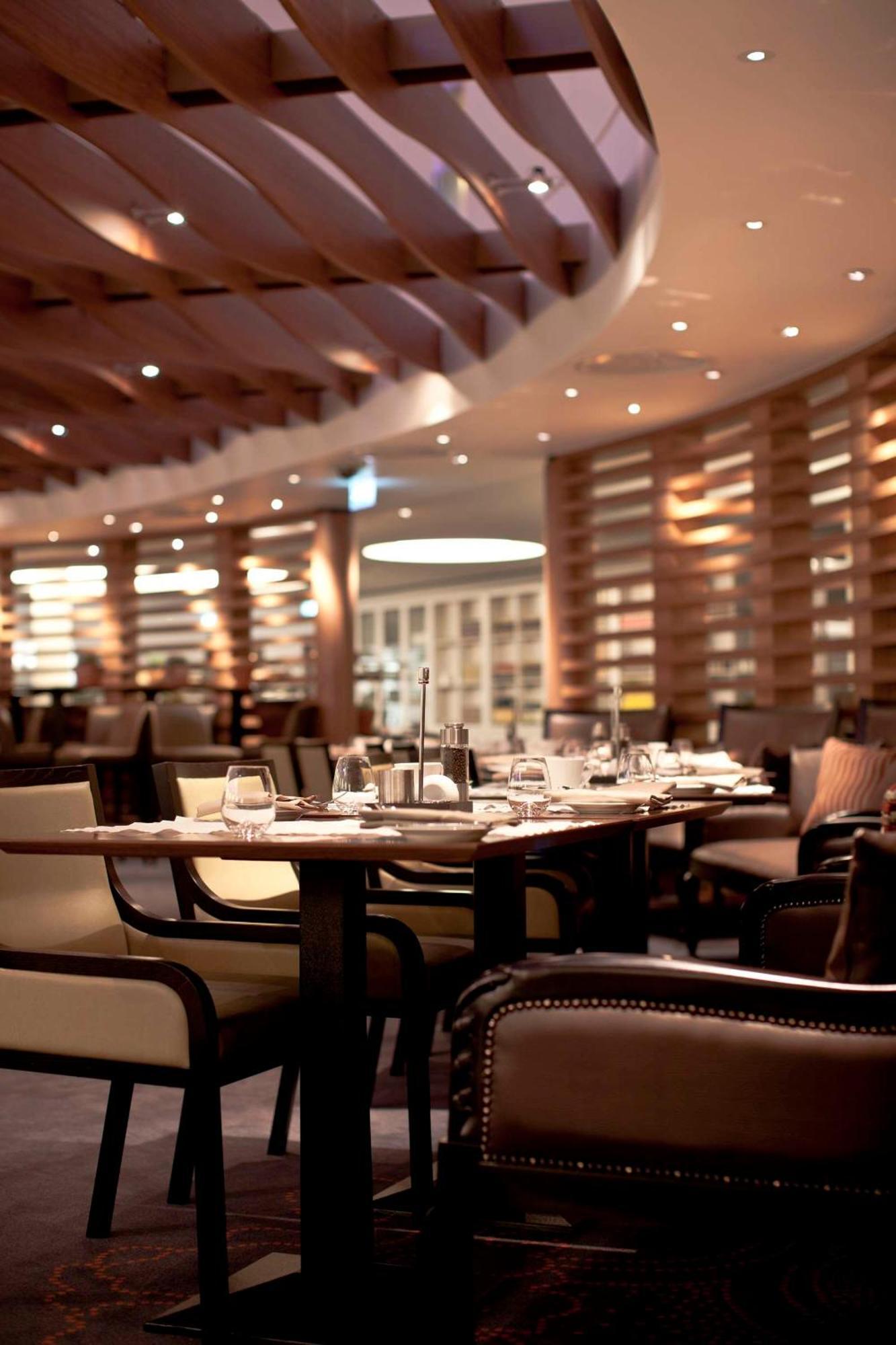 Hilton London Heathrow Airport Terminal 5 Hotel Hillingdon Exterior photo