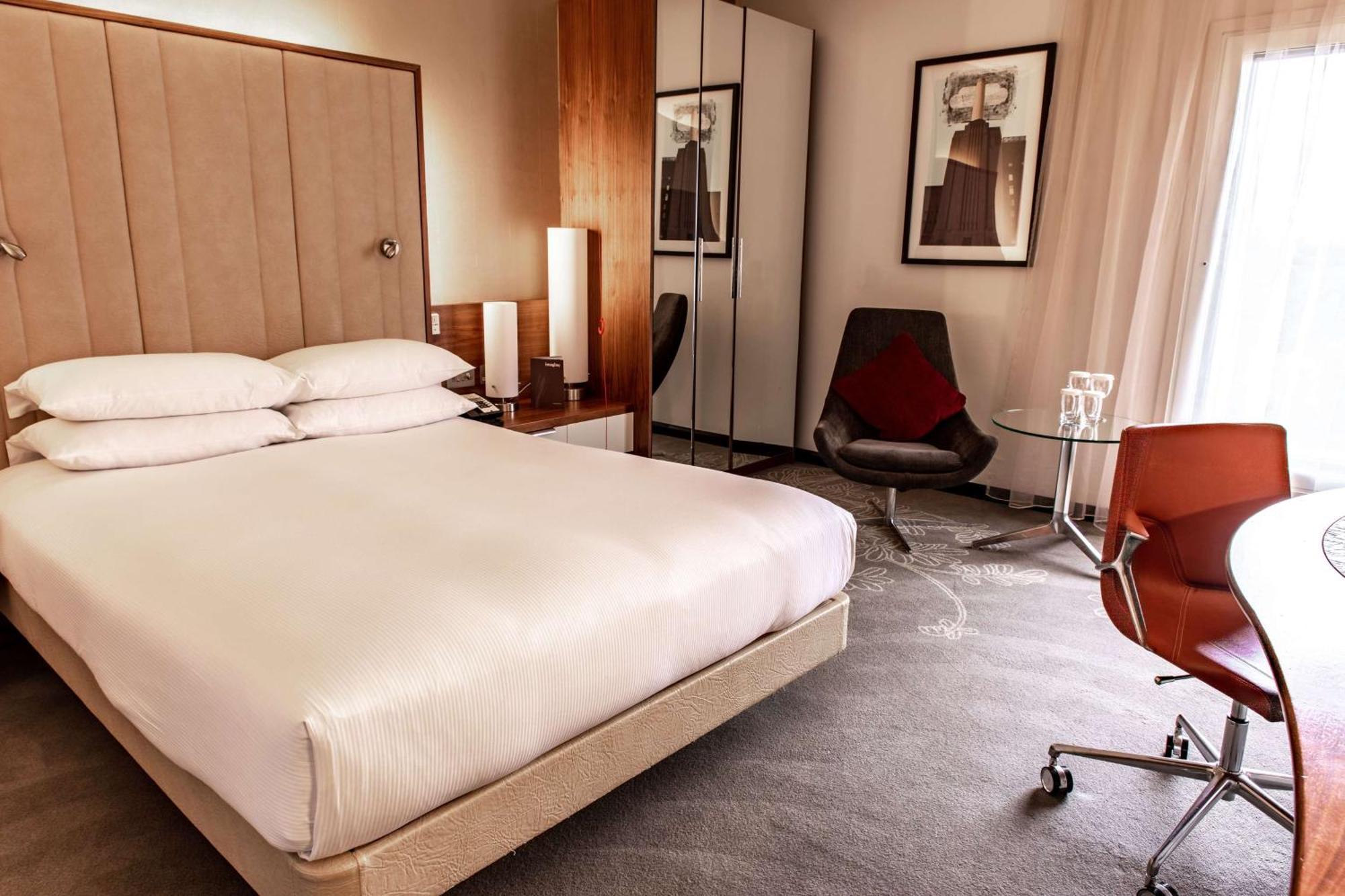 Hilton London Heathrow Airport Terminal 5 Hotel Hillingdon Exterior photo