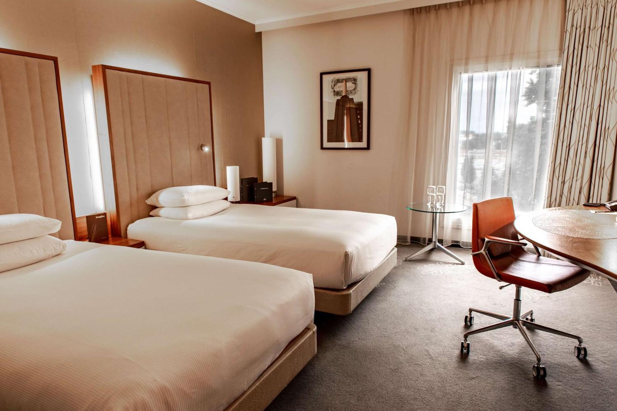 Hilton London Heathrow Airport Terminal 5 Hotel Hillingdon Exterior photo