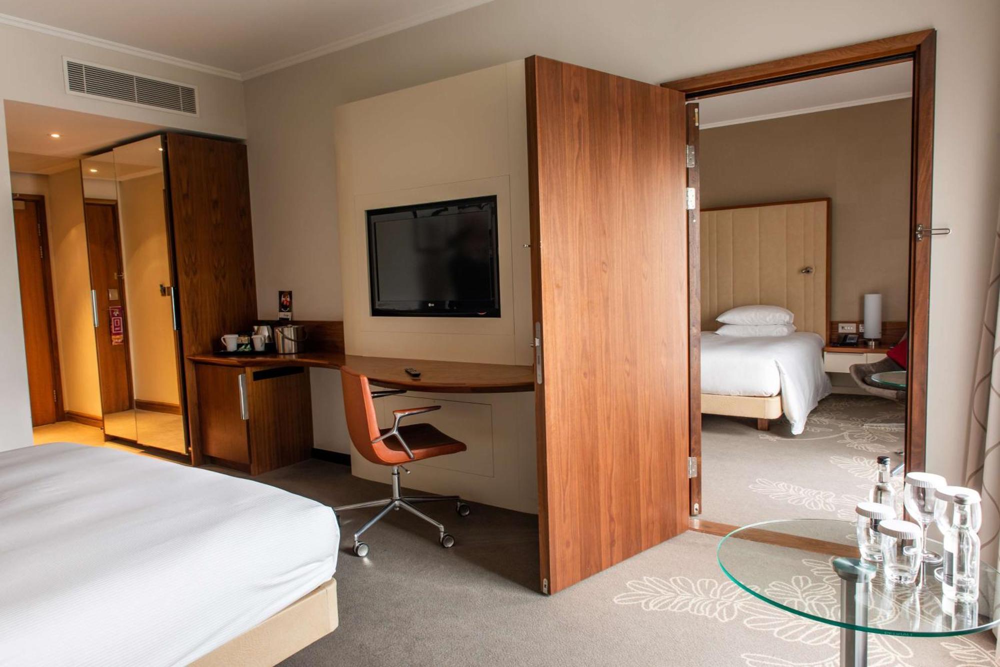 Hilton London Heathrow Airport Terminal 5 Hotel Hillingdon Exterior photo