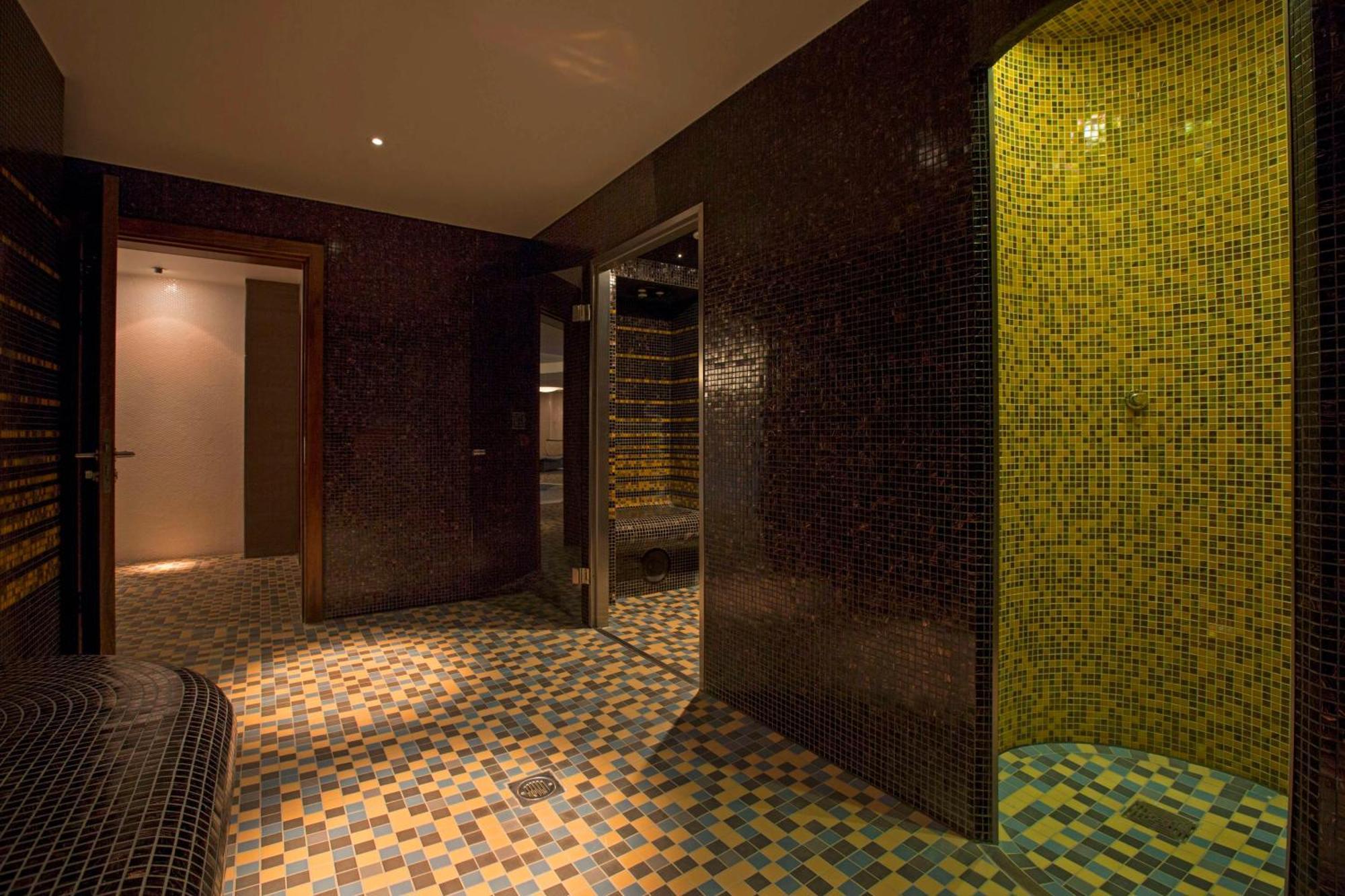 Hilton London Heathrow Airport Terminal 5 Hotel Hillingdon Exterior photo