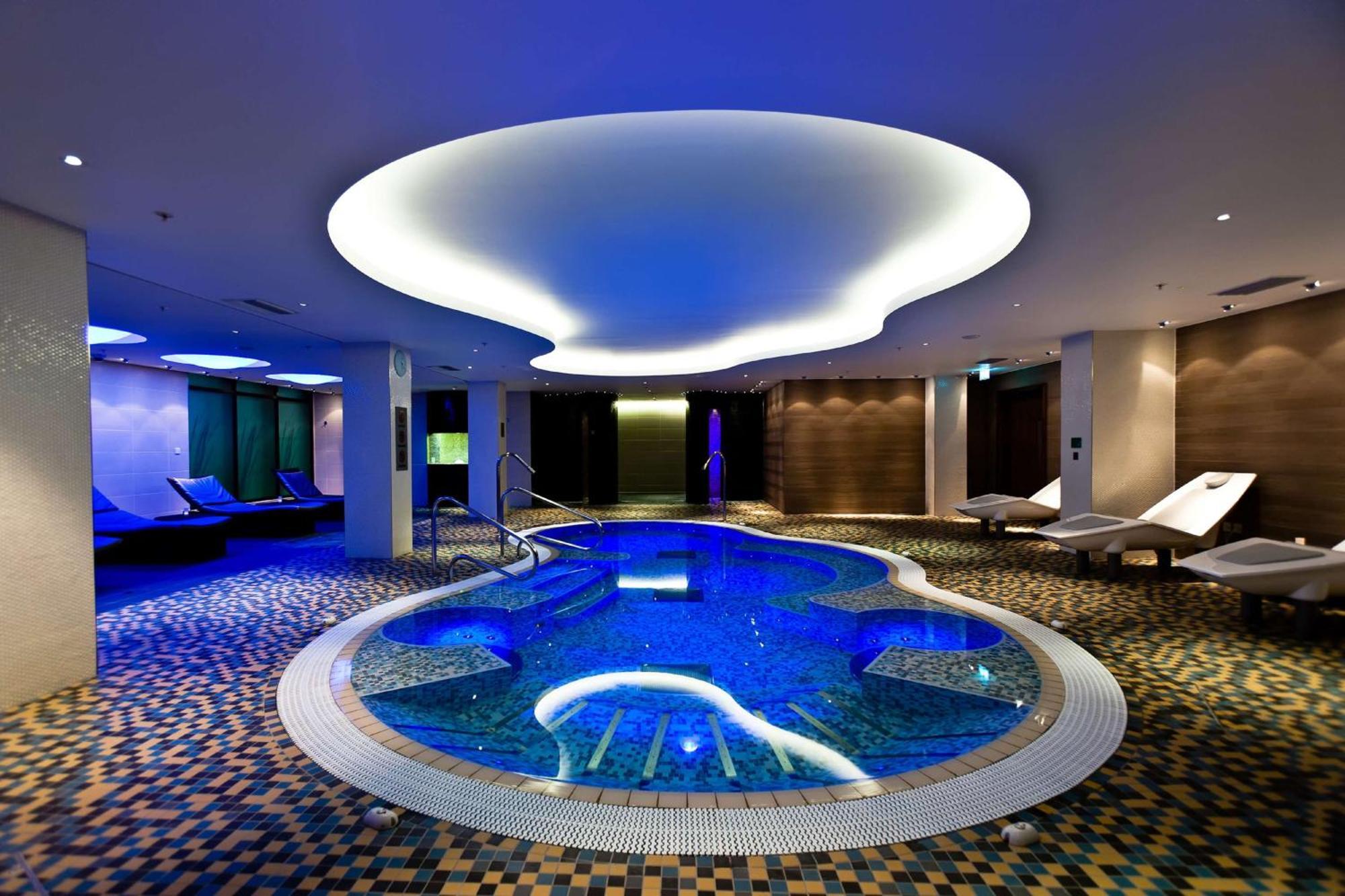 Hilton London Heathrow Airport Terminal 5 Hotel Hillingdon Exterior photo