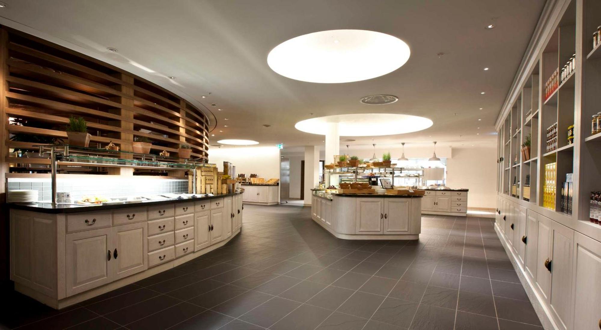Hilton London Heathrow Airport Terminal 5 Hotel Hillingdon Exterior photo
