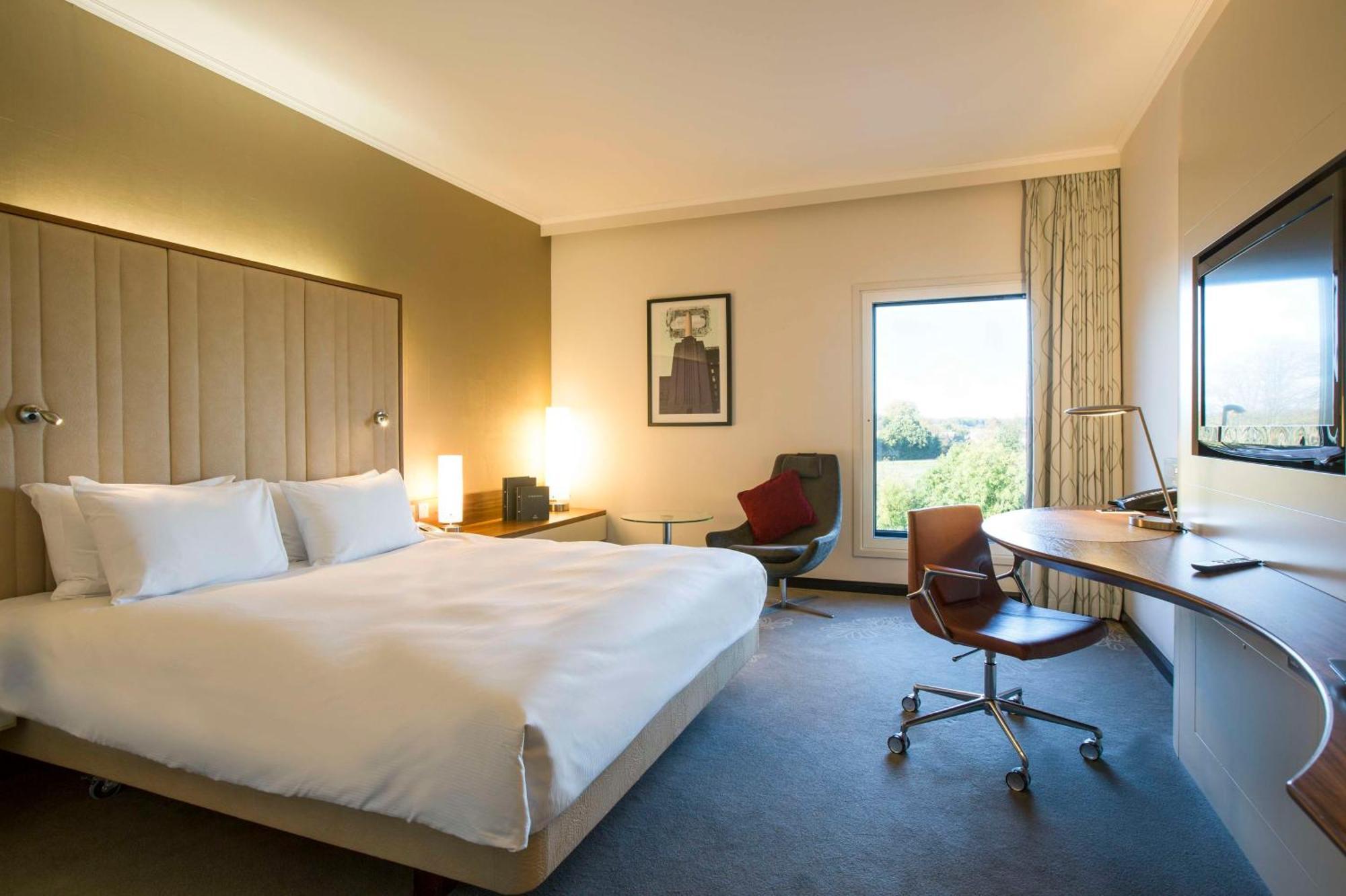 Hilton London Heathrow Airport Terminal 5 Hotel Hillingdon Exterior photo