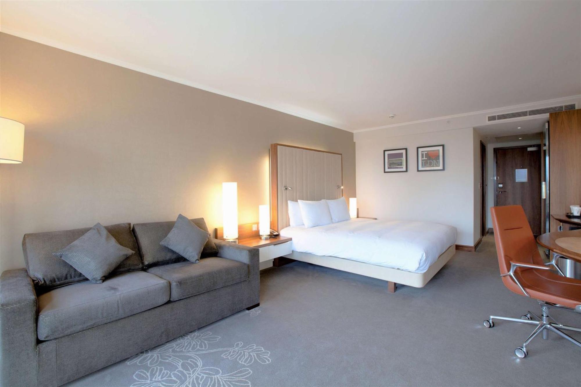 Hilton London Heathrow Airport Terminal 5 Hotel Hillingdon Exterior photo