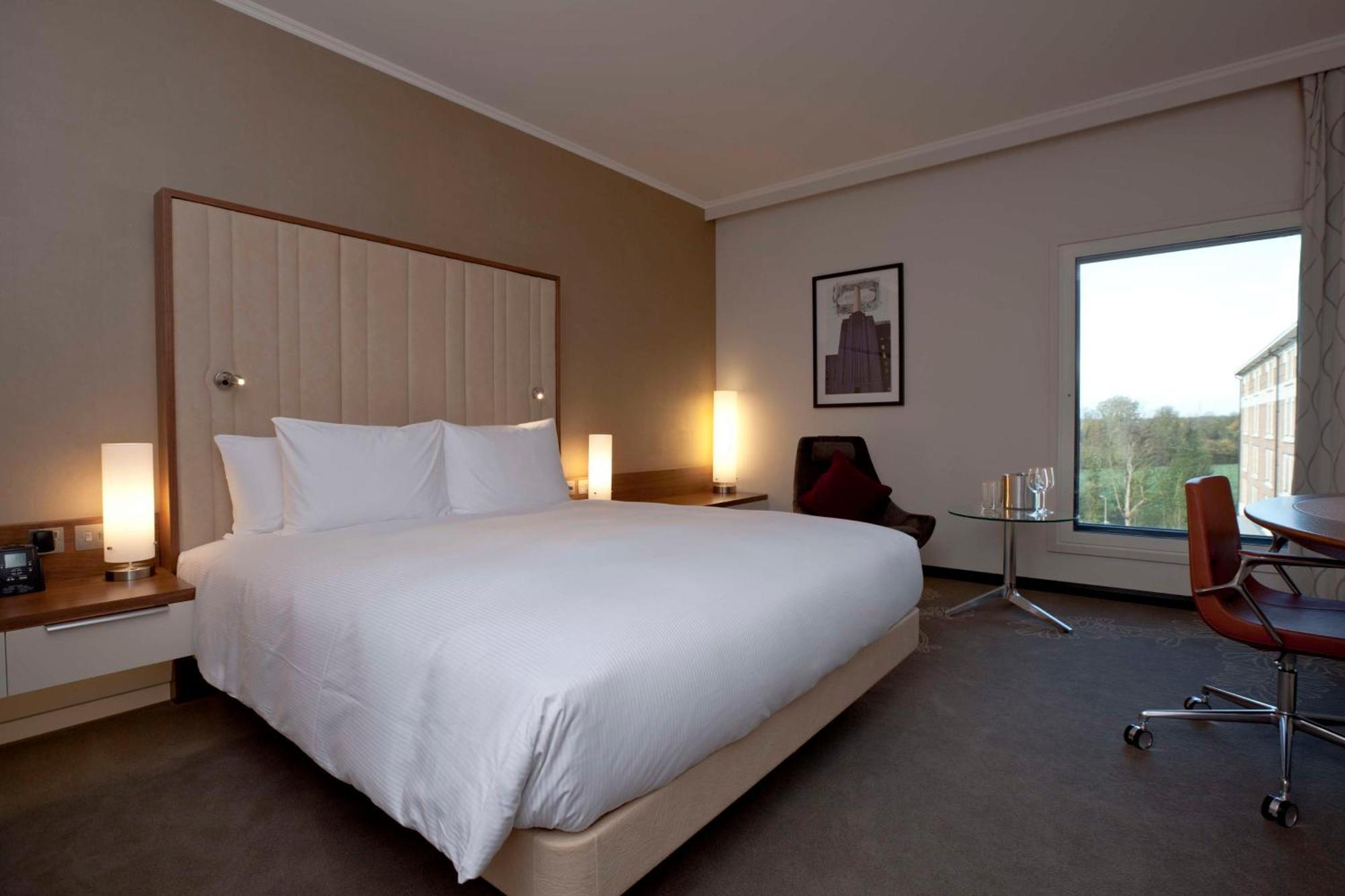 Hilton London Heathrow Airport Terminal 5 Hotel Hillingdon Exterior photo