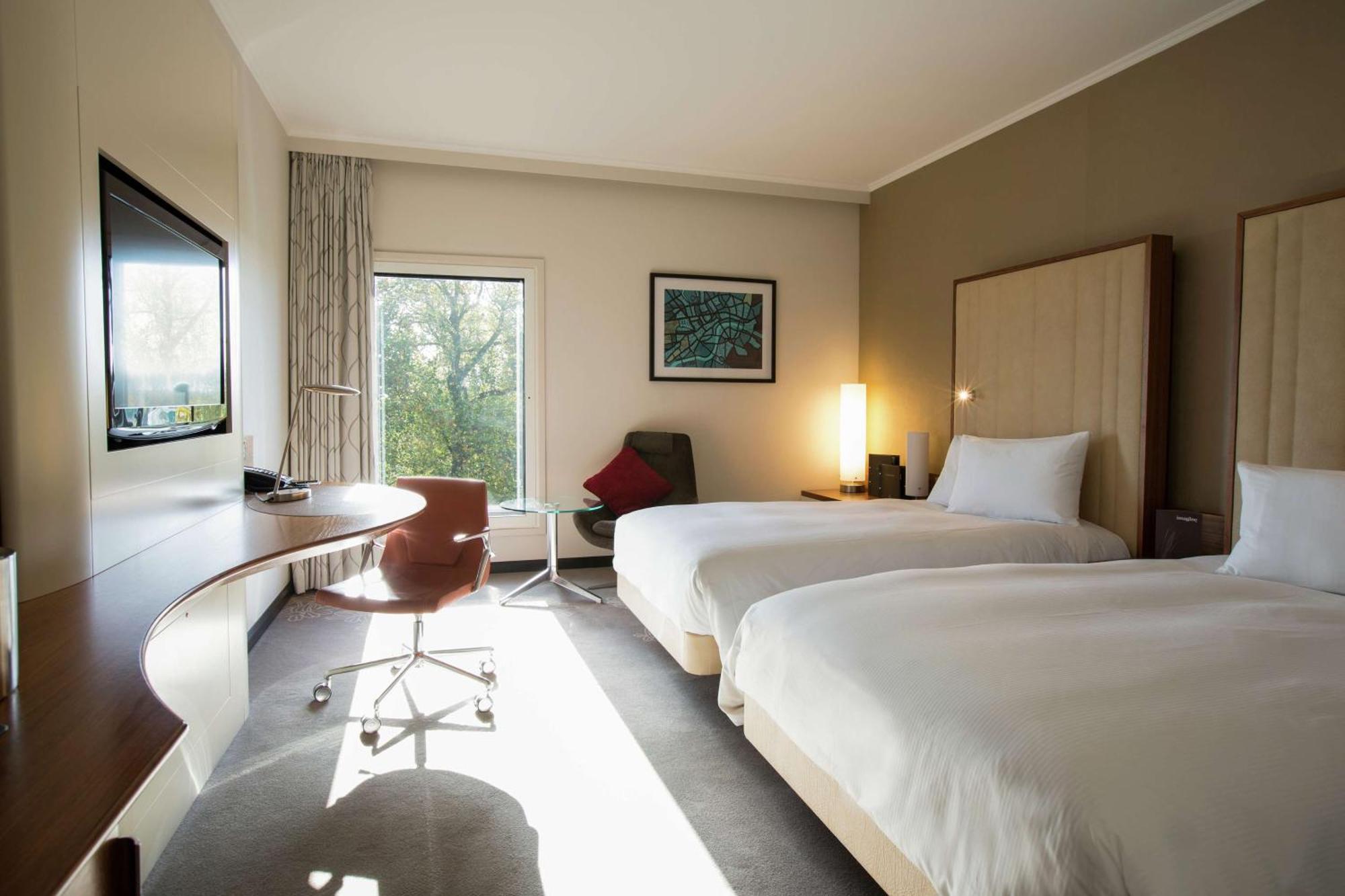 Hilton London Heathrow Airport Terminal 5 Hotel Hillingdon Exterior photo